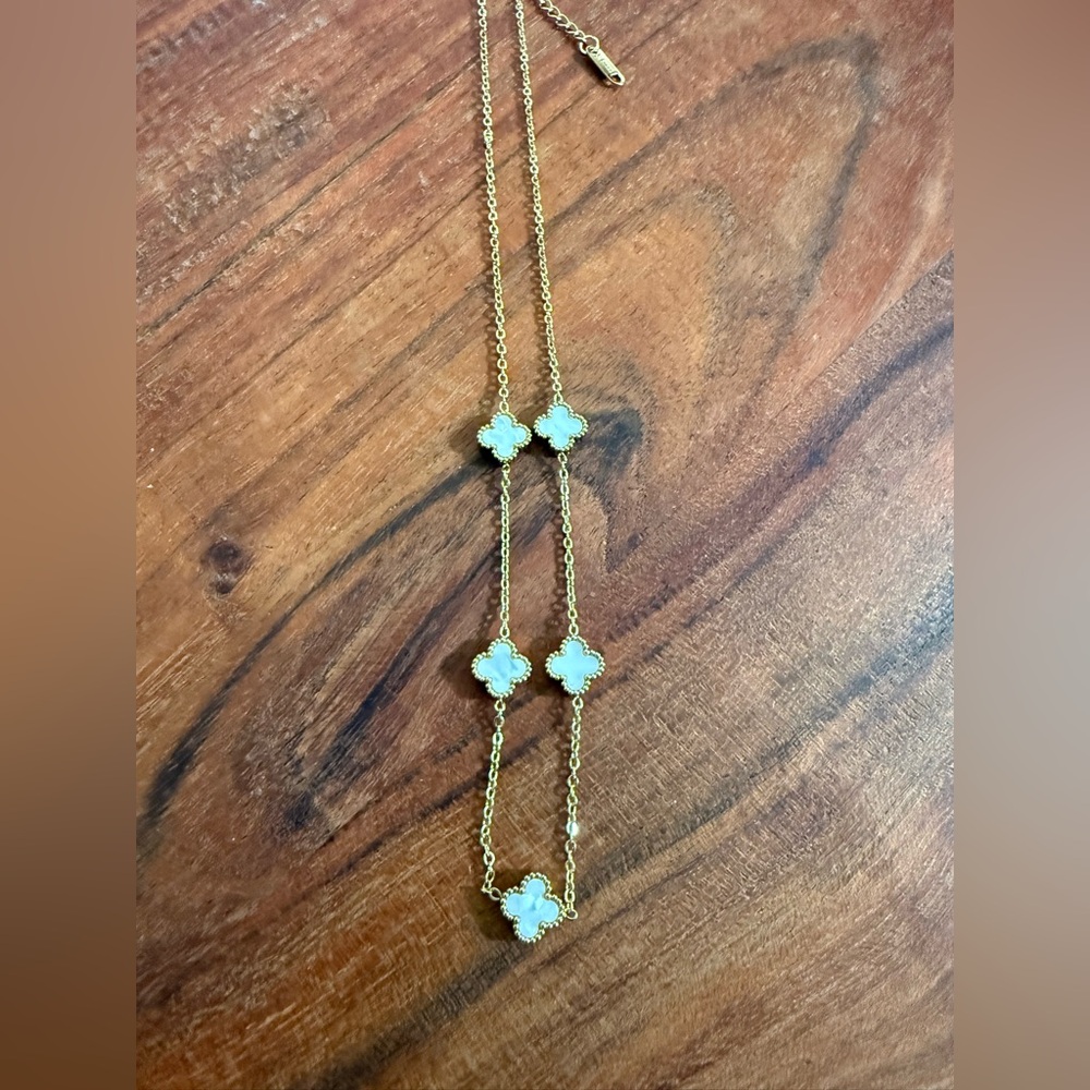 NWT Women’s Gold Stainless Steel 5 White Motif Necklace Minimalist Clover Gift - Picture 6 of 10